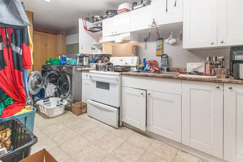 1765 Hollywood Road, Kelowna, BC - Indoor Photo Showing Kitchen