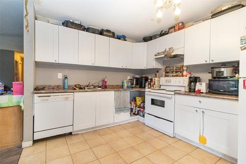 1765 Hollywood Road, Kelowna, BC - Indoor Photo Showing Kitchen With Double Sink