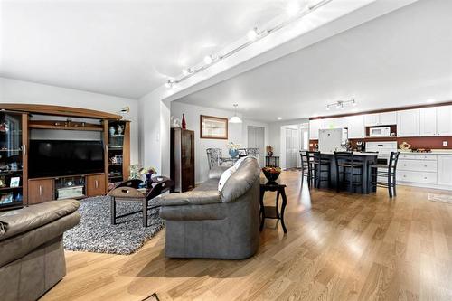 74 Lodge Drive, Clearwater, BC - Indoor Photo Showing Living Room