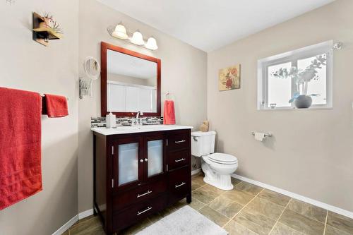 74 Lodge Drive, Clearwater, BC - Indoor Photo Showing Bathroom