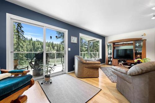 74 Lodge Drive, Clearwater, BC - Indoor Photo Showing Living Room