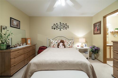 412-1450 Bertram Street, Kelowna, BC - Indoor Photo Showing Bedroom