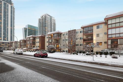 412-1450 Bertram Street, Kelowna, BC - Outdoor With Balcony With Facade