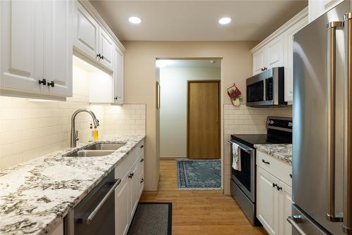 412-1450 Bertram Street, Kelowna, BC - Indoor Photo Showing Kitchen With Double Sink With Upgraded Kitchen