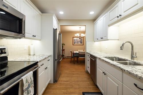 412-1450 Bertram Street, Kelowna, BC - Indoor Photo Showing Kitchen With Double Sink With Upgraded Kitchen