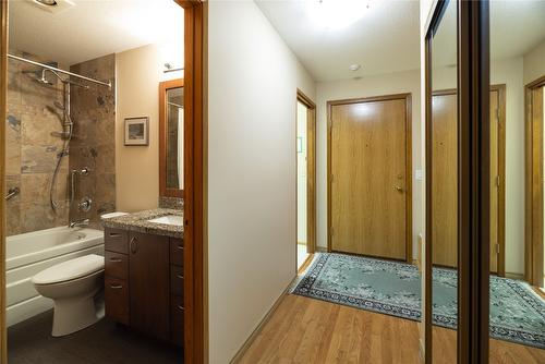 412-1450 Bertram Street, Kelowna, BC - Indoor Photo Showing Bathroom