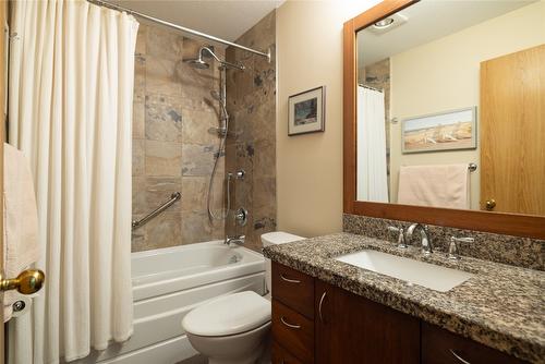 412-1450 Bertram Street, Kelowna, BC - Indoor Photo Showing Bathroom