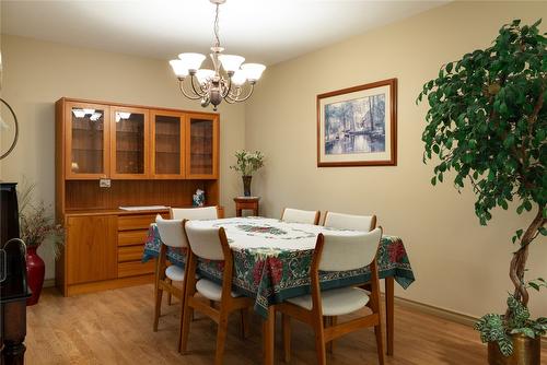 412-1450 Bertram Street, Kelowna, BC - Indoor Photo Showing Dining Room