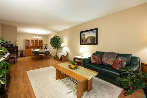 412-1450 Bertram Street, Kelowna, BC - Indoor Photo Showing Living Room