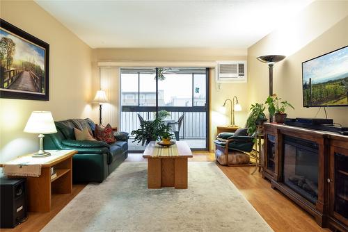 412-1450 Bertram Street, Kelowna, BC - Indoor Photo Showing Living Room