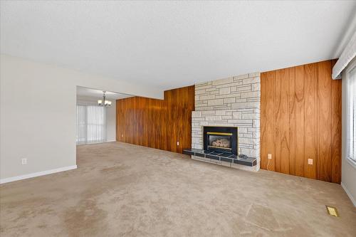 328 Glenmore Road, Kelowna, BC - Indoor Photo Showing Living Room With Fireplace