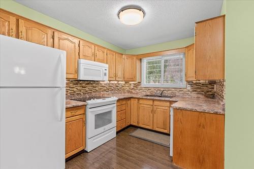 328 Glenmore Road, Kelowna, BC - Indoor Photo Showing Kitchen