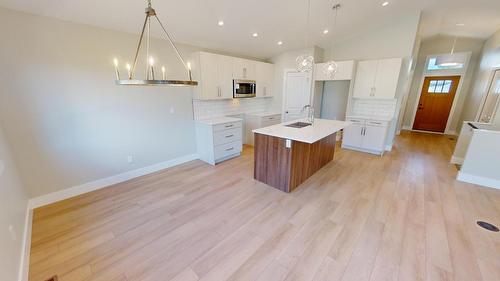 331 Legacy Lookout, Cranbrook, BC - Indoor Photo Showing Kitchen