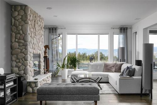 2375 Grantham Road, Kelowna, BC - Indoor Photo Showing Living Room