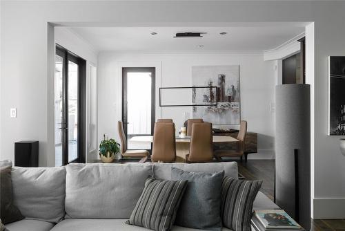 2375 Grantham Road, Kelowna, BC - Indoor Photo Showing Living Room