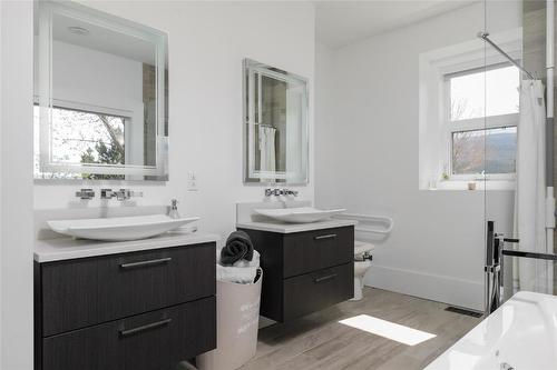 2375 Grantham Road, Kelowna, BC - Indoor Photo Showing Bathroom