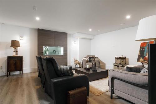 2375 Grantham Road, Kelowna, BC - Indoor Photo Showing Living Room