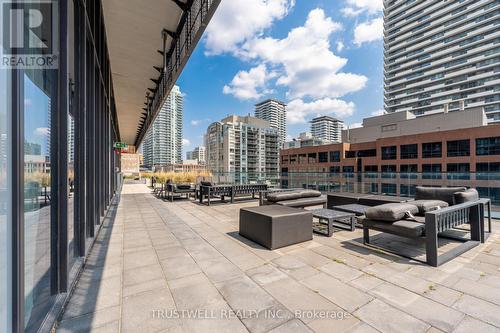 2106 - 8 Eglinton Avenue E, Toronto, ON - Outdoor