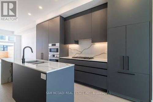 9 - 10 Lou Parsons Way, Mississauga, ON - Indoor Photo Showing Kitchen With Double Sink With Upgraded Kitchen