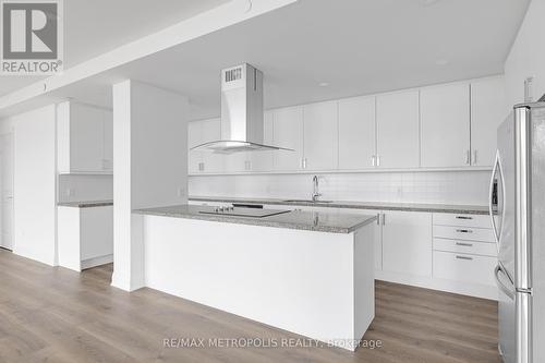 1602E - 20 Gatineau Drive, Vaughan, ON - Indoor Photo Showing Kitchen