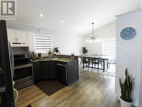 8320 Feren Drive, Niagara Falls, ON - Indoor Photo Showing Kitchen