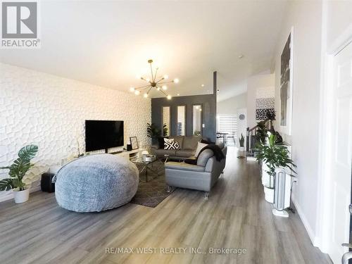 8320 Feren Drive, Niagara Falls, ON - Indoor Photo Showing Living Room