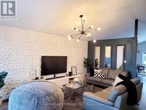 8320 Feren Drive, Niagara Falls, ON - Indoor Photo Showing Living Room