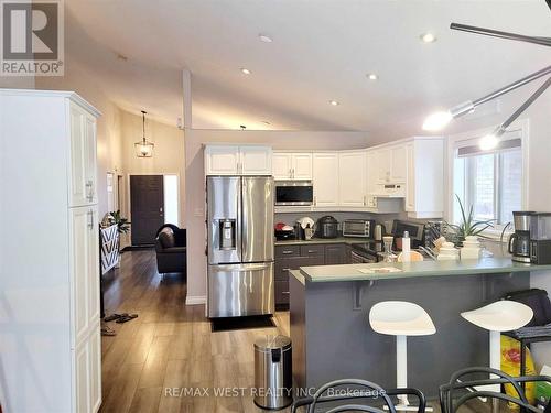 8320 Feren Drive, Niagara Falls, ON - Indoor Photo Showing Kitchen With Upgraded Kitchen