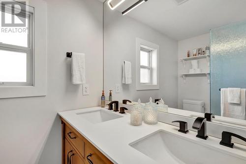 Ensuite Bathroom with Double Sinks - 8945 Highway 97 Highway N Unit# 57, Kelowna, BC 