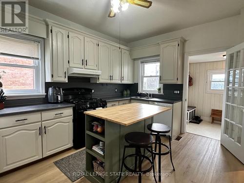 434 Alder Street E, Haldimand, ON - Indoor Photo Showing Kitchen With Double Sink