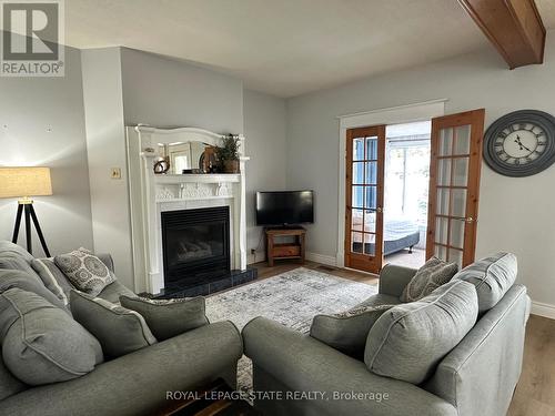 434 Alder Street E, Haldimand, ON - Indoor Photo Showing Living Room With Fireplace