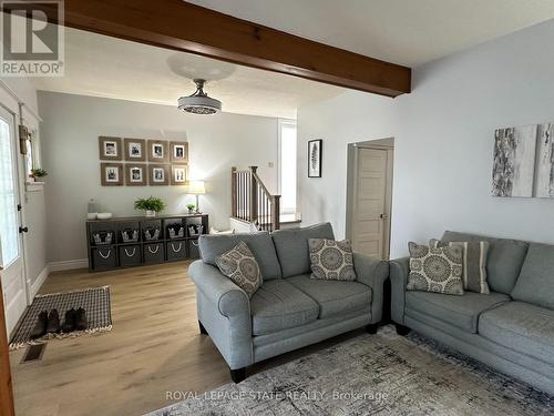 434 Alder Street E, Haldimand, ON - Indoor Photo Showing Living Room