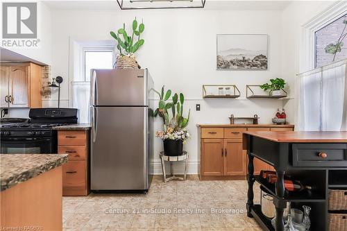 2245 4Th Avenue W, Owen Sound, ON - Indoor Photo Showing Kitchen