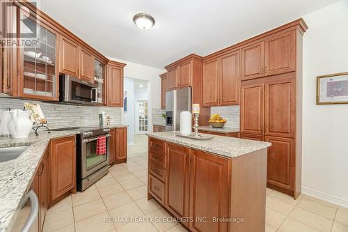 5 Saddler Avenue, Brampton, ON - Indoor Photo Showing Kitchen