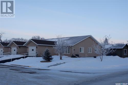 3 401 3Rd Avenue E, Assiniboia, SK - Outdoor