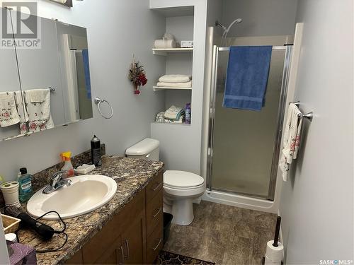 3 401 3Rd Avenue E, Assiniboia, SK - Indoor Photo Showing Bathroom