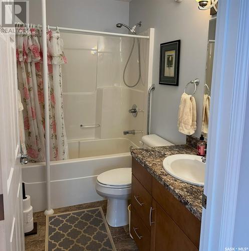 3 401 3Rd Avenue E, Assiniboia, SK - Indoor Photo Showing Bathroom