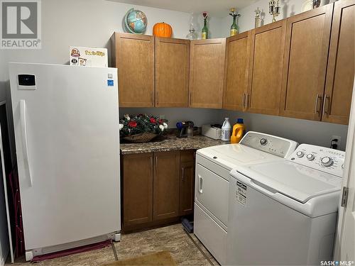 3 401 3Rd Avenue E, Assiniboia, SK - Indoor Photo Showing Laundry Room