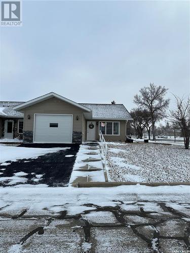 3 401 3Rd Avenue E, Assiniboia, SK - Outdoor