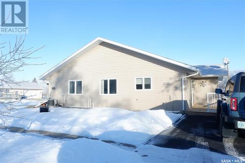 3 401 3Rd Avenue E, Assiniboia, SK - Outdoor