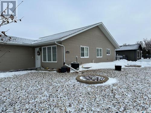 3 401 3Rd Avenue E, Assiniboia, SK - Outdoor