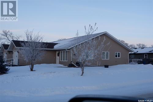 3 401 3Rd Avenue E, Assiniboia, SK - Outdoor