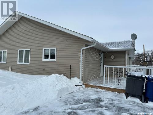 3 401 3Rd Avenue E, Assiniboia, SK - Outdoor With Deck Patio Veranda With Exterior