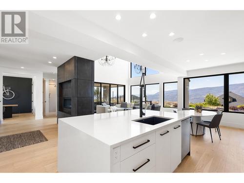 1462 Rocky Point Drive, Kelowna, BC - Indoor Photo Showing Kitchen With Upgraded Kitchen