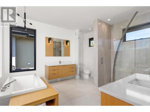 1462 Rocky Point Drive, Kelowna, BC - Indoor Photo Showing Bathroom