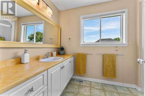 2 Knotwood Court, Ottawa, ON - Indoor Photo Showing Bathroom