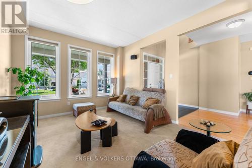 2 Knotwood Court, Ottawa, ON - Indoor Photo Showing Living Room