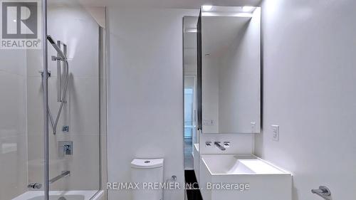 1411 - 1 Bloor Street E, Toronto, ON - Indoor Photo Showing Bathroom