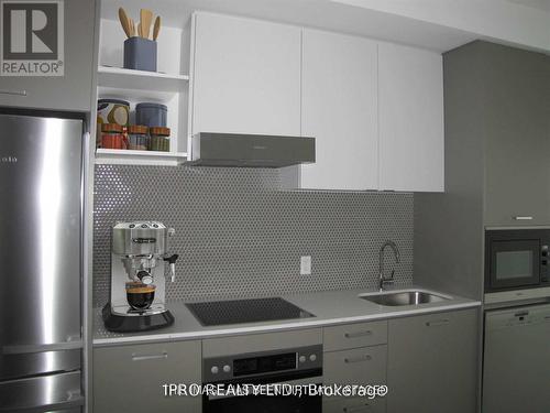 905 - 11 Lillian Street W, Toronto, ON - Indoor Photo Showing Kitchen