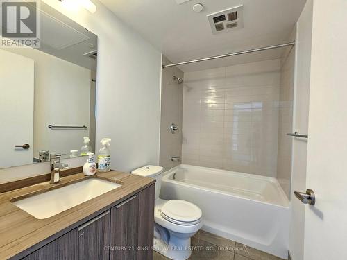 5801 - 11 Wellesley Street W, Toronto, ON - Indoor Photo Showing Bathroom